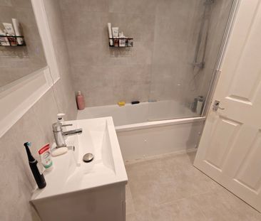 Room in a Shared Flat, The Warren, E12 - Photo 6