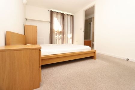 Room in a Shared Flat, Farnsworth Court, SE10 - Photo 2
