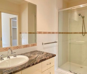 Stylish & Spacious Living in the Heart of Mont Albert North - Photo 5