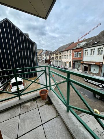 Zeer ruim, bemeubeld 2-slaapkamer gelegen op de eerste verdieping in het centrum van Maaseik, nabij de markt. - Foto 3