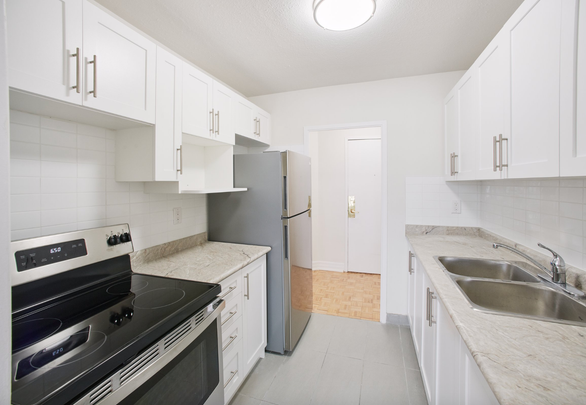 Large, Bright, Renovated 3 BD in PRIME Etobicoke! - Photo 1