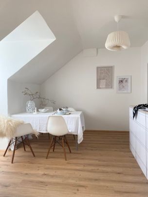 2-Zimmer-Wohnung im 3 Stock ohne Lift. Bad mit (Badewanne und Fenster) und WC sind in einem Raum untergebracht . - Foto 1