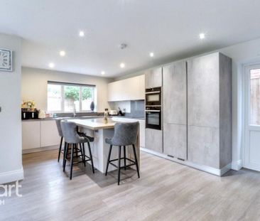 5 bedroom detached house to rent - Photo 2