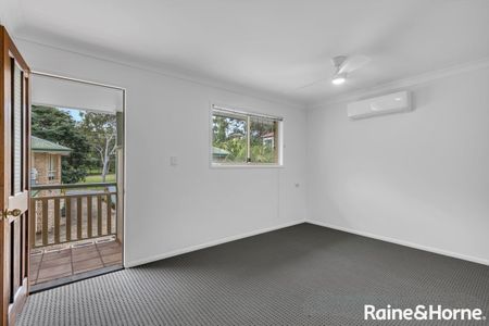Spacious, Fully Air Conditioned Townhouse in sought after Street! - Photo 4