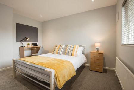 4 bedroom semi-detached house to rent - Photo 5