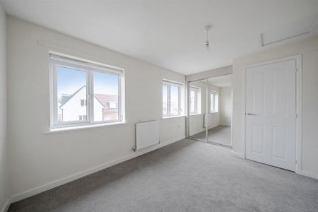 4 bedroom semi-detached house to rent - Photo 5