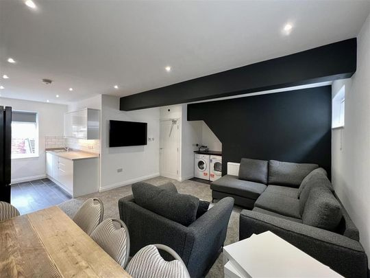 5 bedroom maisonette to rent - Photo 1
