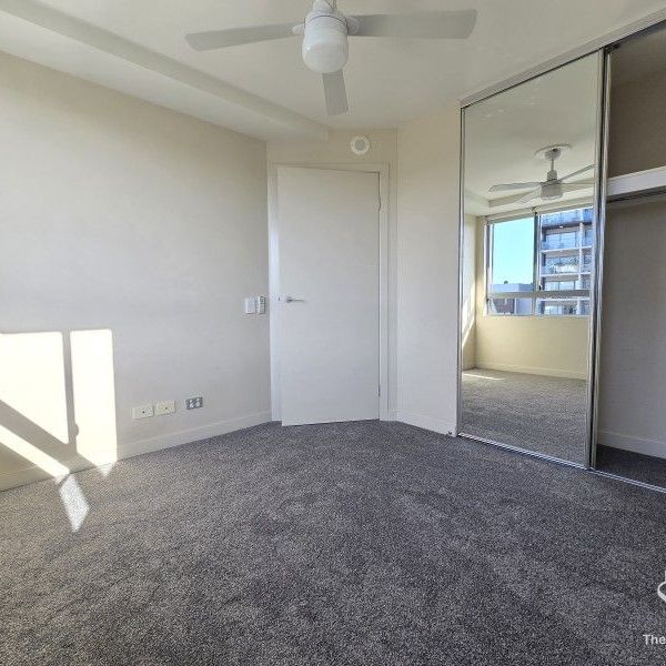 Furnished 2Bed 2Bath 1Car Apartment with Brand New Carpet - Photo 1