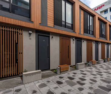 Fully furnished, Central and available now! - Photo 5