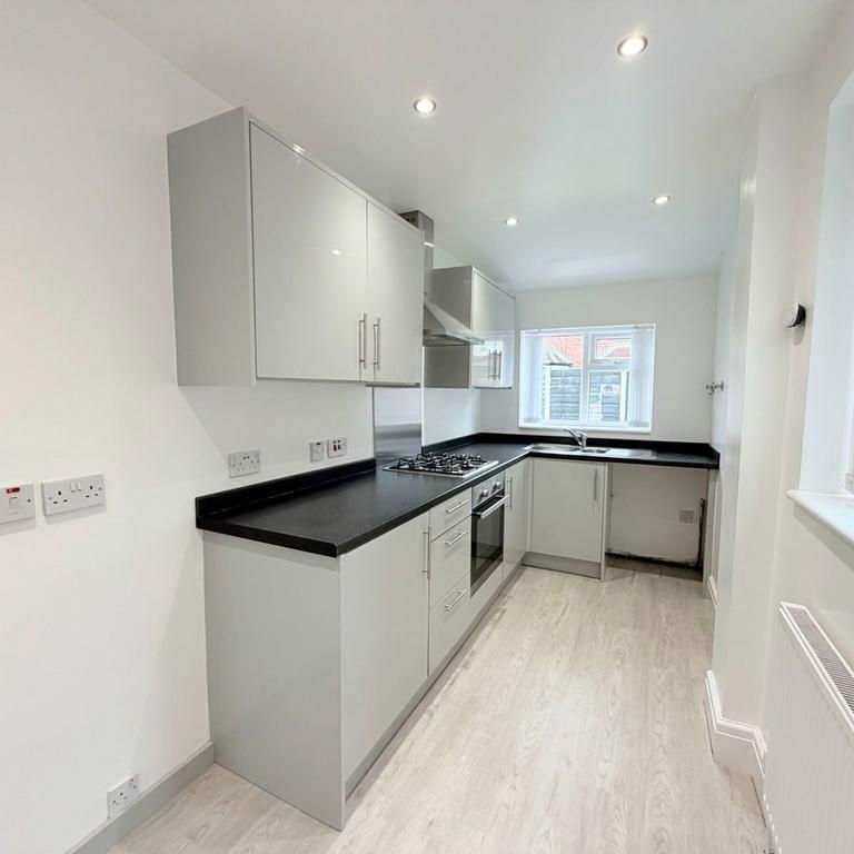 3 bedroom semi-detached house to rent - Photo 1