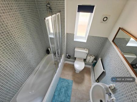 1 bedroom in a house share to rent - Photo 4