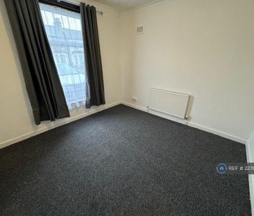 4 bedroom semi-detached house to rent - Photo 4