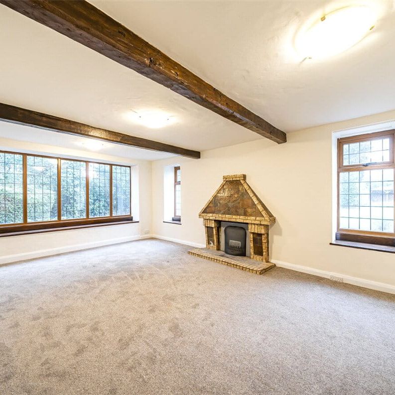 A 4 bedroom detached two storey property with a landscaped garden. - Photo 1