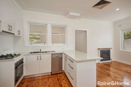 CHARMING FAMILY HOME IN A PRIME LOCATION - Photo 2