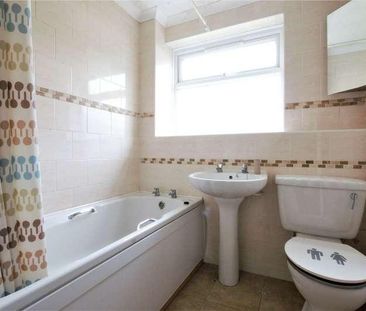 Pinewood Park, Farnborough, Berkshire, GU14 - Photo 4