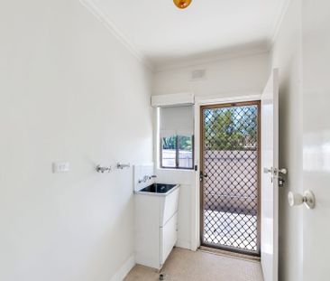 Spacious 2 bedroom unit close to City and Norwood. - Photo 1