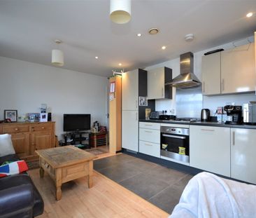 Flat to rent - Mackintosh Street, Bromley, BR2 - Photo 2