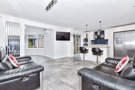 4 bedroom detached house to rent - Photo 3