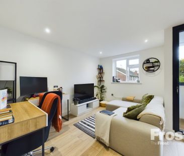 Green Street, Sunbury-on-Thames, Surrey,TW16 - Photo 1