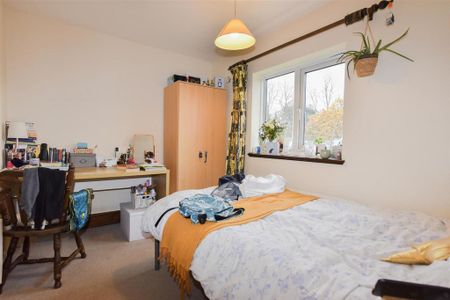 5 bedroom private hall to rent - Photo 3