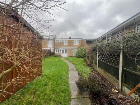 Upper Mealines, Harlow, Essex, CM18 - Photo 4