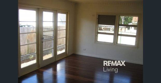 Charismatic Cottage in Beachmere! - Photo 1