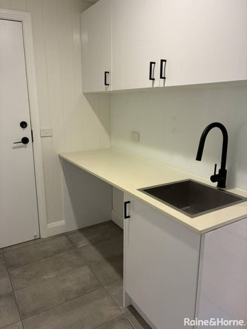 Beautifully Renovated & Decorated Classic 1950's Cottage in Bowral - Photo 4