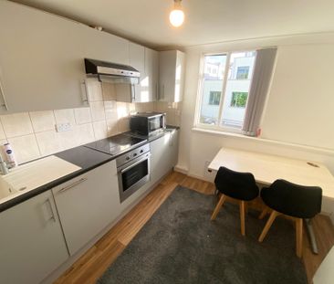 Camden High Street - Photo 4