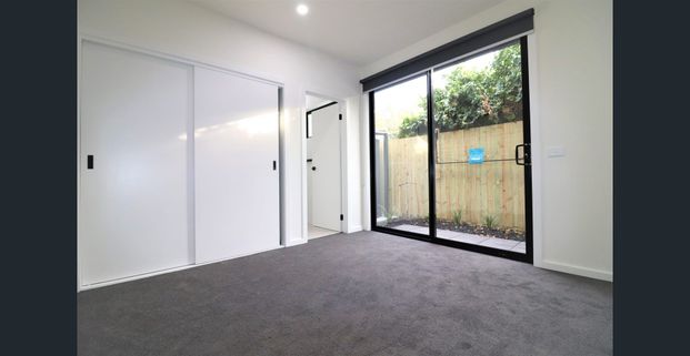 Luxurious Townhouse Living! - Photo 1