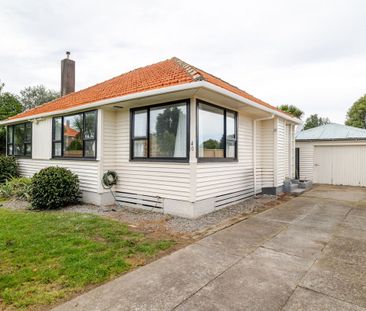 Appealing Home on Andrew !! - Photo 2