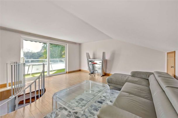 A charming two bedroom apartment with balcony in Ascot. - Photo 1