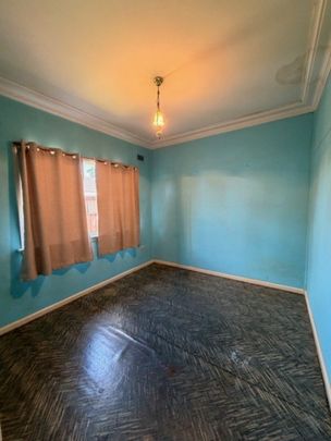 Priced to reflect its charm and retro style - Photo 1