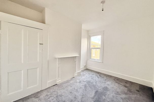 2 bed Flat Gainsborough Drive, SS0 - Photo 1