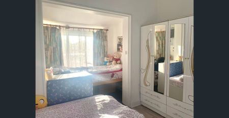 Spacious 4-Bedroom Family Home with Sunroom - Photo 4