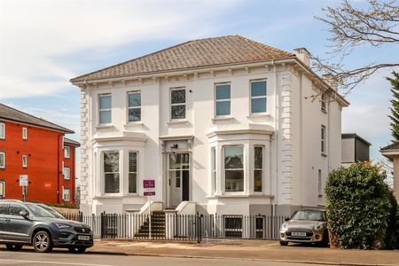 A 2 Bedroom Flat in Christchurch Road GL50 2NY - Photo 2