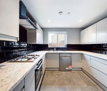 4 bed detached house to rent in The Spinney, High Wycombe, Buckingh... - Photo 3