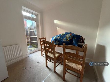 3 bedroom terraced house to rent - Photo 2