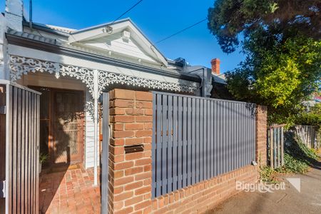 GENEROUS 2 BEDROOM HOME WITH LARGE PRIVATE COURTYARD, SPLIT SYSTEM HEATING & COOLING - Photo 3