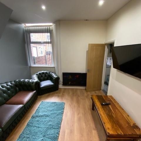 4 bedroom private hall to rent - Photo 1