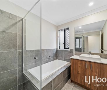 Modern Family Living in Yarrabilba - Photo 6