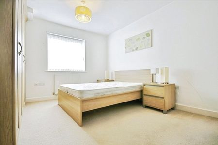 Denham Road, Egham, Surrey, TW20 9DZ - Photo 2