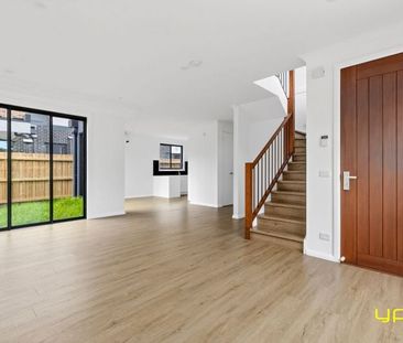 Brand New Spacious Family Home in Notting Hill! - Photo 2
