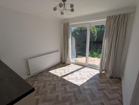3 bedroom semi-detached house to rent - Photo 3