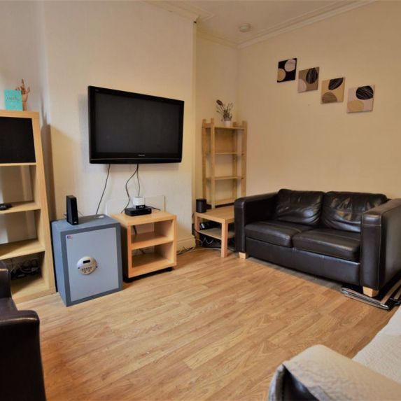 4 bedroom House in Hyde Park, Leeds - Photo 1