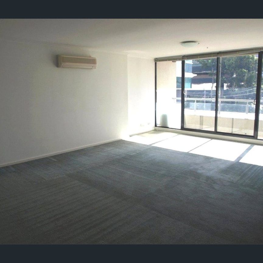 Spacious two bedroom apartment situated on the 7th floor of the Vista building. - Photo 1