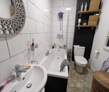 3 bedroom terraced house to rent - Photo 5
