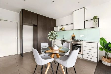 Light Filled Top Floor Apartment in a Prime Lifestyle Pocket - Photo 2