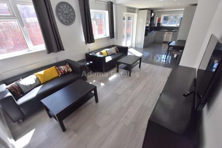 1 bedroom in a house share to rent - Photo 2