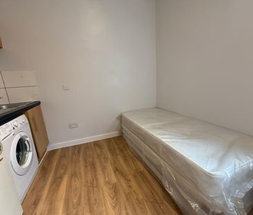 Self contained studio flat close to ilford town center- £950 pcm - Photo 2