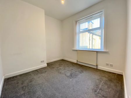 East View, Huddersfield, Marsh - Photo 2